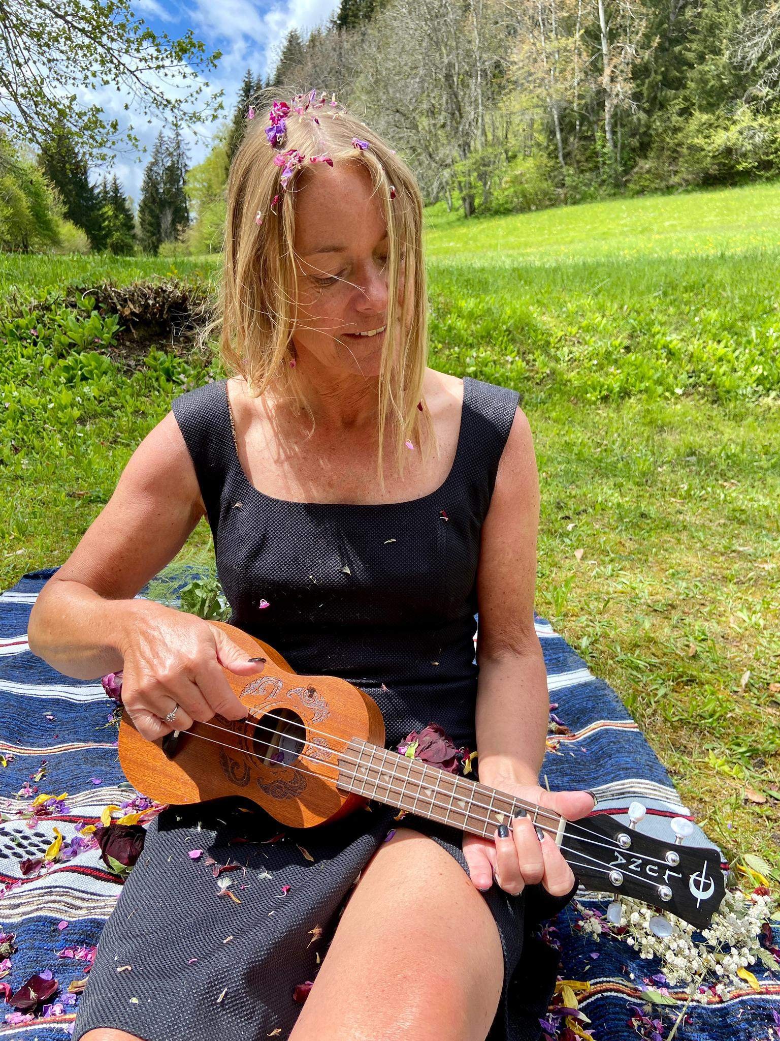 Ann Nielsen mit Gitarre im Grünen