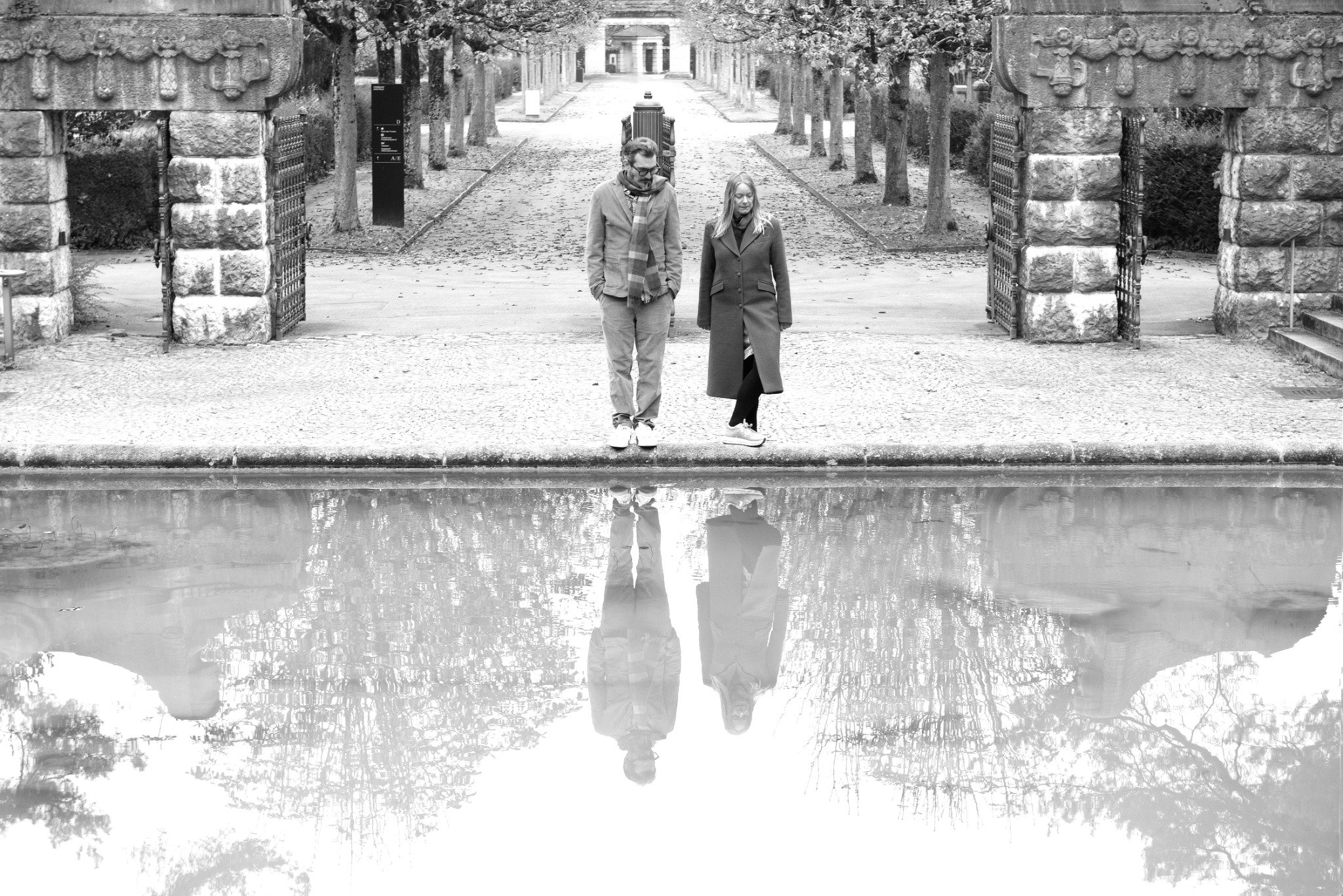 Ann Nielsen und tumasch è an einem Brunnen