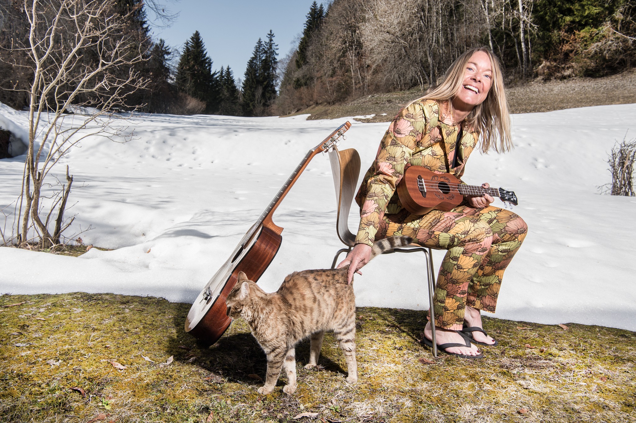 Ann Nielsen mit Gitarre und Katze im Schnee